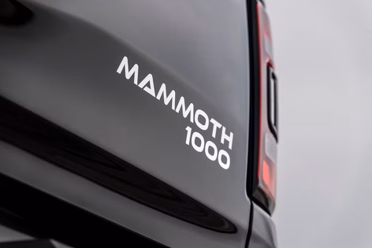 Bên cạnh sức mạnh mới, chiếc Hennessey Mammoth 1000 TRX còn có 2 tùy chọn nâng cấp diện mạo gồm gói độ Off-Road Stage 1 và Off-Road Stage 2.