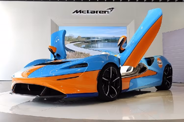 Chưa hết, sau 1 năm trình làng, McLaren đã nghe những phản hồi không tốt của khách hàng nên trang bị cho mẫu xe McLaren Elva kính chắn gió phía trước, điều này cũng đồng nghĩa xe bị loại bỏ đi hệ thống kiểm soát khí lưu thông minh AAMS vì không còn cần thiết.