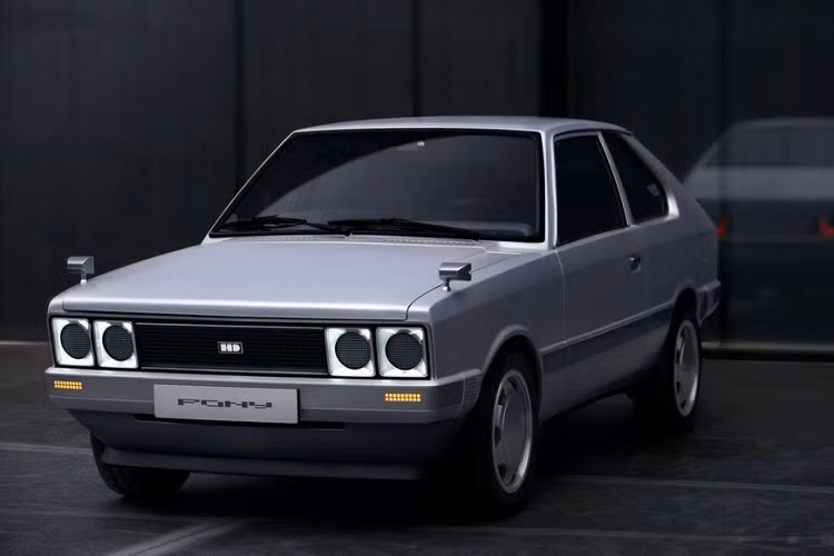 Hệ thống đèn pha và đèn hậu của Heritage Series – Pony được Hyundai gọi là Pixel Roadtrip, một điểm tri ân khác tới đồ họa 8-bit và pixel mà bạn cũng thấy trên mẫu concept 45 và Ioniq 5. Một video được chia sẻ bởi nhà thiết kế Yang Gu-rum trên Instagram cho thấy chúng có thể biến đổi các hình mẫu khác nhau. Chuyện này khiến nhiều người tự hỏi rằng liệu Ioniq 5 có sẽ làm được như vậy không. Nếu không, vậy thì chiếc xe “tiền bối” này sẽ đánh bại mẫu xe “hậu bối” trên ít nhất một khía cạnh.