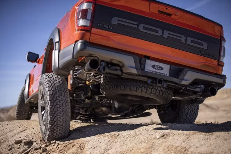 Dù ở bản nào, Ford F-150 Raptor 2021 đều được trang bị khóa vi sai điều khiển điện tử trên cầu sau và khóa vi sai chống trượt Torsen ở trên cầu trước tiêu chuẩn. Không dừng ở đó, để cải thiện khả năng off-road của F-150 Raptor 2021, hãng Ford còn dùng đến hệ thống kiểm soát địa hình (Terrain Management System) mới với 7 chế độ lái, bao gồm Slippery, Tow/Haul, Sport, Normal, Off-Road, Baja và Rock Crawl.