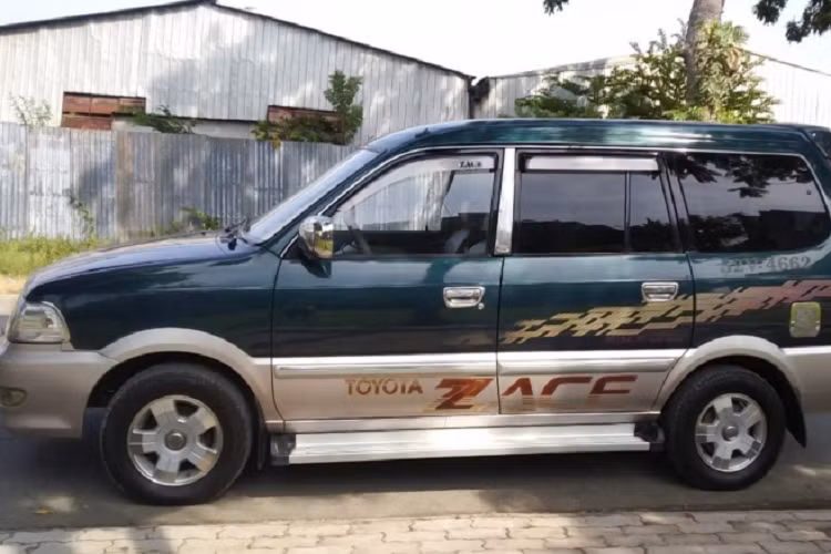 Đơn cử, một chiếc Toyota Zace phiên bản GL, đời 2003, đã lăn bánh được hơn 300.000km này đang được chào bán với giá “thách cưới” 215 triệu đồng, đây một mức giá gây tranh cãi với nhiều người cho một chiếc MPV phổ thông có tuổi đời gần 20 tuổi. Thậm chí, những phiên bản cuối như Zace Surf 2005 đời cao hơn cũng có giá từ 240 đến hơn 300 triệu đồng. Điều này cho thấy mức giá xe Toyota Zace cũng không hề rẻ.