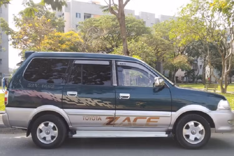 Nổi tiếng với độ bền bỉ cao được xem là dòng xe “nồi đồng cối đá”, kết cấu đơn giản, dễ đi dễ sửa, phụ tùng thay thế giá rẻ, khung gầm cứng cáp bền bỉ đáp ứng phục vụ cho nhiều mục đích sử dụng, thậm chí dòng xe này còn nổi tiếng khi thường dùng để làm xe tập lái, điều này khẳng định cho độ bền “thần thánh” của dòng xe này. Chính vì thế, Toyota Zace 7 chỗ đã trở thành một dòng xe “huyền thoại” mà mãi đến ngày nay vẫn được nhiều người Việt săn lùng, bất chấp giá bán “không hợp lý”.