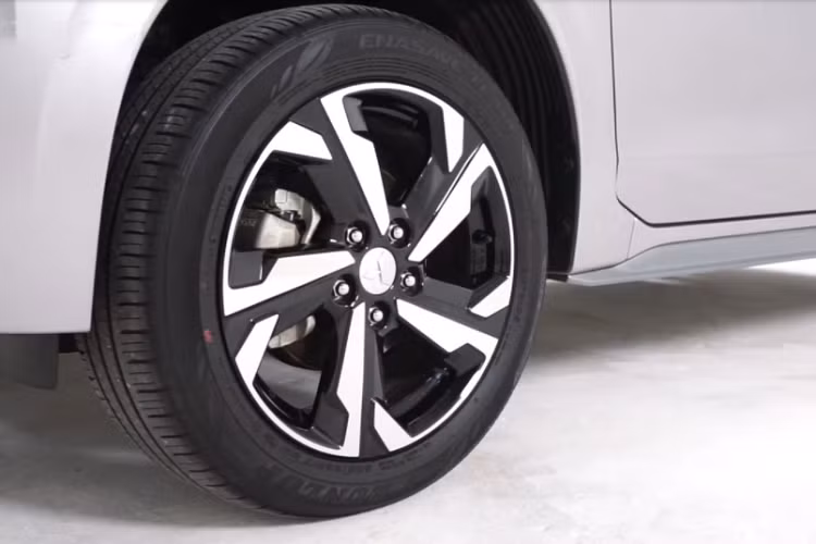 Ở phần thân xe, mẫu xe mới Mitsubishi Xpander 2022 được nâng cấp lên bộ mâm 17 inch dạng phay bóng kiểu mới hiện đại hơn, khu vực cửa xe cũng được nẹp ốp. Gương xe, tay nắm cửa của Mitsubishi Xpander mới duy trì ốp crom quen thuộc như đời cũ. Mitsubishi tiếp tục thay đổi đèn hậu của Xpander với tạo hình mới đầy trẻ trung.