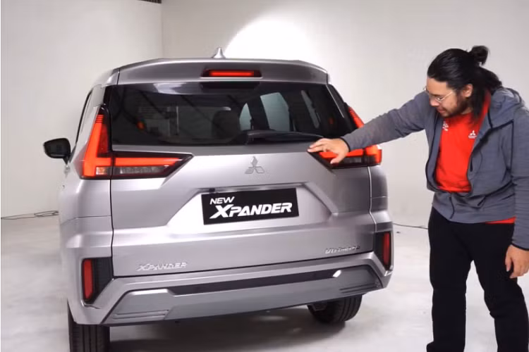 Theo đó, cặp đèn hậu LED của Xpander có thiết kế hình chữ "T" nằm ngang, đặc biệt ấn tượng khi sáng. Can va phía sau của Xpander cũng được cách tân, cụm đèn phản quang đặt dọc mang đến cái nhìn nam tính như phiên bản Cross. Hình ảnh thực tế nội thất xe Mitsubishi Xpander 2022 cũng khiến những tín đồ của dòng xe giá rẻ này thích thú. Với nhiều cập nhật, Mitsubishi Xpander thực sự là cái tên đáng gờm trong phân khúc MPV cỡ nhỏ.