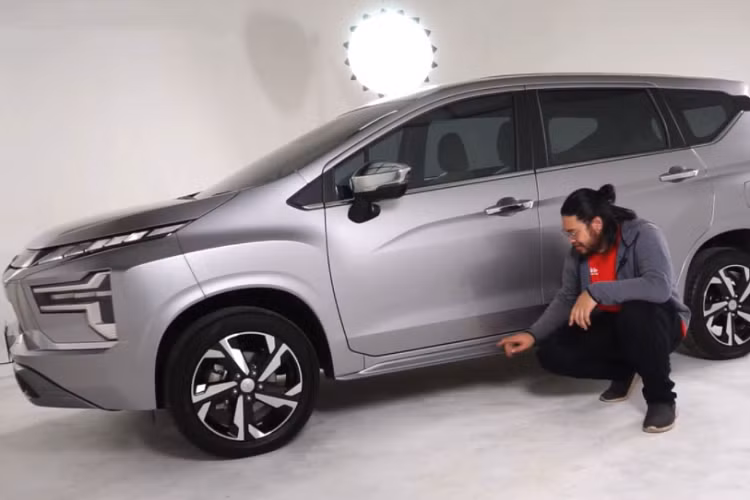 Hệ thống chiếu sáng của Mitsubishi Xpander cao cấp là đèn LED toàn phần. Dải đèn định vị ban ngày kết hợp xi-nhan LED đặt trên cao với đồ họa mới như xe sang, trong khi đó đèn pha/cos là loạt bóng LED nhỏ đặt bên dưới với tạo hình chữ "T" nằm ngang. Cản trước của Xpander cũng đã được tinh chỉnh cứng cáp hơn kèm đèn sương mù 2 bên.