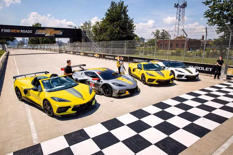 Tay đua Tommy Milner thuộc đội đua Corvette Racing cũng đi theo đoàn đua với chiếc Corvette C8.R số thứ tự 4. Laura Klauser, Giám đốc lĩnh vực Xe thể thao của General Motors cho biết: “Đua xe đã là một phần trong DNA của Corvette ngay từ những ngày đầu bắt đầu. Cả Corvette Stingray và C8.R đều đạt được thành công vang dội khi tận dụng những lợi ích của nền tảng động cơ đặt giữa và chúng tôi chỉ mới bắt đầu dự án này.”