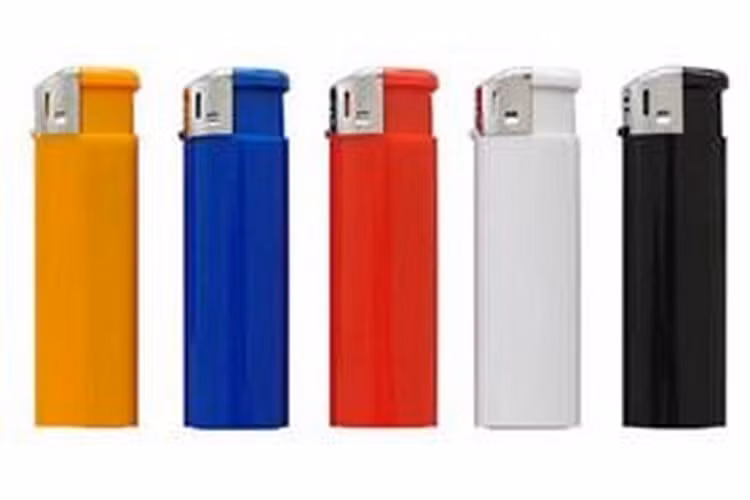 Bật lửa là loại đồ vật cực kỳ dễ phát nổ bởi trên thực tế, ở những điều kiện như va đập mạnh hay quá nóng, bật lửa hoàn toàn có thể phát nổ bất kỳ lúc nào