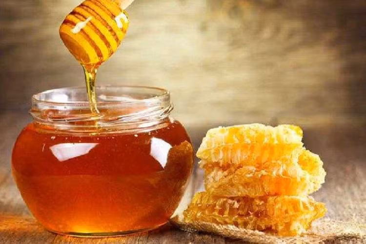 Mật ong: Ngoài đồ uống có ga thì những chai hoặc can mật ong cũng hoàn toàn có thể bục vỡ trong môi trường nóng. Mật ong vốn dĩ rất đặc và luôn co lại trong môi trường nhiệt độ lạnh và nở bung khi bị nóng