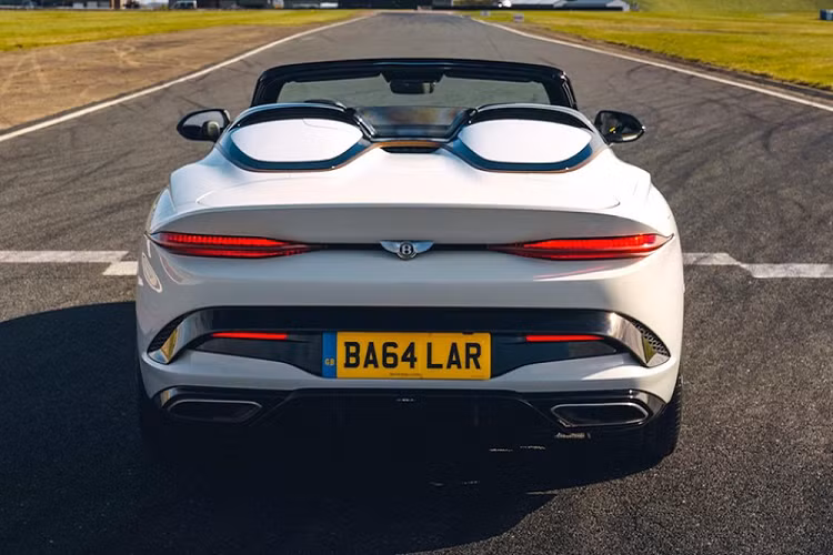 Nằm bên dưới nắp ca-pô của Bentley Mulliner Bacalar là khối động cơ W12, tăng áp kép, dung tích 6.0L, sản sinh công suất tối đa 650 mã lực. Đây là động cơ dùng chung với Bentley Continental GT Speed.