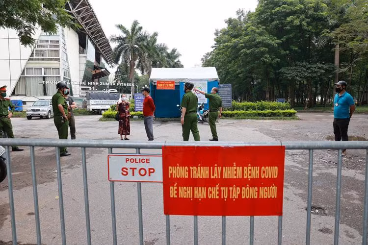 Tại công viên Tuổi trẻ Thủ đô (phường Thanh Nhàn, quận Hai Bà Trưng), lực lượng công an đã lập barrie, tuyên truyền cho người dân về quy định của thành phố. Ảnh: Lê Phú
