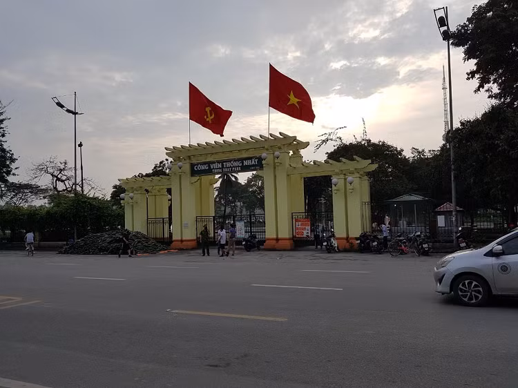 Bên trong Công viên Thống Nhất (quận Hai Bà Trưng) không một bóng người 