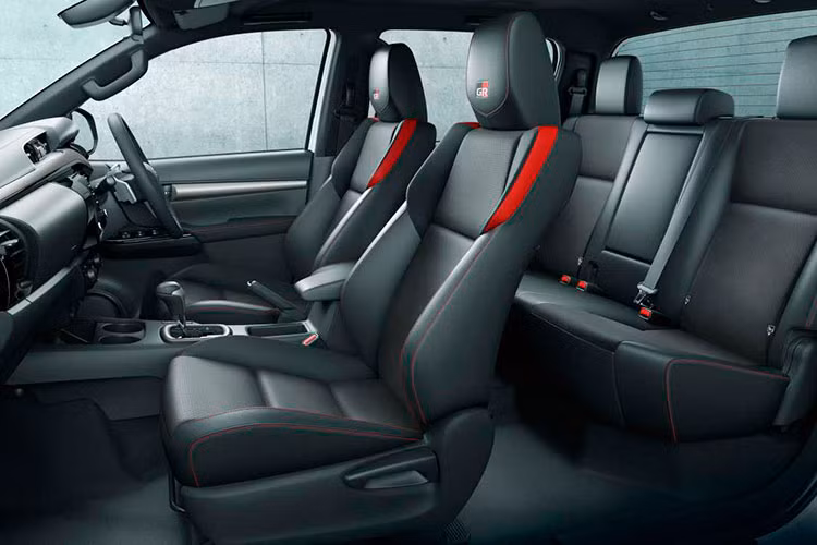 Không có bất cứ thay đổi nào về hệ truyền động, Toyota Hilux GR Sport vẫn sử dụng động cơ dầu tăng áp 2.4L sản sinh công suất tối đa 148 mã lực và momen xoắn cực đại 400 Nm. Đi kèm là hộp số tự động 6 cấp và hệ dẫn động 4 bánh bán thời gian.