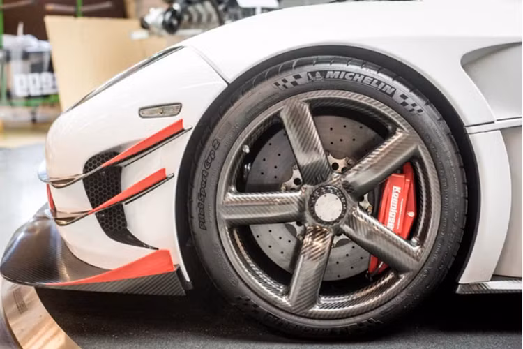 Người quay video cho biết đây là 1 chiếc xe Koenigsegg One:1 có giá bán 10 triệu đô la, tức đây là thông tin cũ vì con số này đã được chia sẻ vào 5 năm trước và giới mê xe tin rằng, nếu rao bán, chiếc xe Koenigsegg One:1 này có thể trở thành 1 trong những xe hypercar siêu đắt đỏ nhất trên thế giới. Khác với siêu phẩm Koenigsegg Regera Hoàng Kim Khánh mua, chiếc xe Koenigsegg One:1 này là 1 trong 7 chiếc được sản xuất và giá khởi điểm là 3 triệu đô la. Xe mang số khung #112.