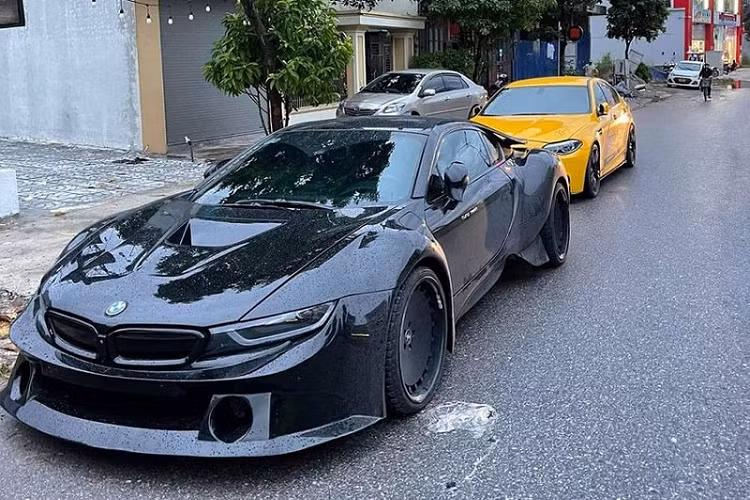 Giai đoạn 2015 - 2016, thị trường Việt chứng kiến "làn sóng" BMW i8 rầm rộ khi tính riêng năm 2016 đã có tới hơn 30 siêu xe i8 được nhập khẩu về Việt Nam. Hầu hết, BMW i8 ở Việt Nam đều có ngoại thất nguyên bản nhưng cũng có một số chiếc được độ thêm để cá tính và mới mẻ hơn.
