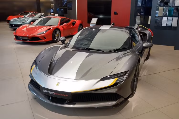 Ferrari SF90 Spider hon 31 ty den Hong Kong phuc vu cac dai gia