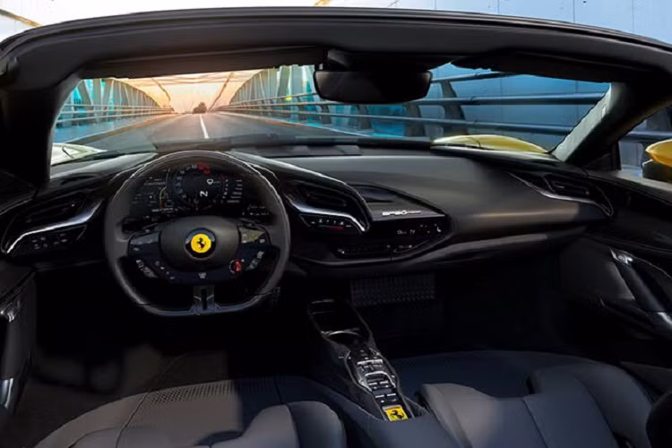 Siêu xe mui trần Ferrari SF90 Spider cũng sở hữu hệ dẫn động hybrid như phiên bản Ferrari SF90 Stradale nên trái tim V8, dung tích 4.0 lít, tăng áp kép kết hợp cùng 3 mô tơ điện sẽ mang đến tổng công suất 986 mã lực và 900 Nm mô-men xoắn cực đại.