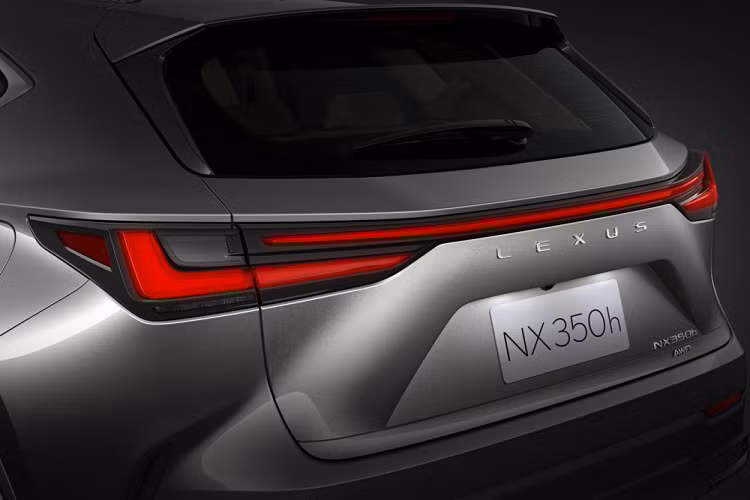 Bên sườn, Lexus NX 2022 được thiết kế mềm mại hơn và đi kèm các loại vành có đường kính từ 18 - 20 inch, tùy phiên bản. Trong khi đó, thiết kế đuôi xe của mẫu SUV hạng sang cỡ C này được làm mới với đèn hậu nối với nhau bằng dải đèn LED ở giữa và tem chữ nổi "Lexus" trên cửa cốp thay cho logo hãng. Ngoài ra, xe còn có cảm biến đá cốp tiện dụng.
