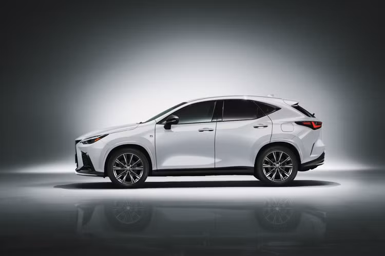 Mẫu xe SUV Lexus NX 2022 được phát triển dựa trên cơ sở gầm bệ TNGA giống Toyota RAV4, Toyota Venza và Lexus ES. So với thế hệ cũ, xe dài hơn 20 mm, rộng hơn 20 mm, cao hơn 5 mm trong khi chiều dài cơ sở tăng 30 mm. Cụ thể, mẫu SUV hạng sang này có chiều dài 4.660 mm, chiều rộng 1.865 mm và chiều dài cơ sở 2.690 mm. Tuy kích thước tăng lên nhưng Lexus NX mới lại nhẹ hơn 91 kg nhờ cơ sở gầm bệ mới.