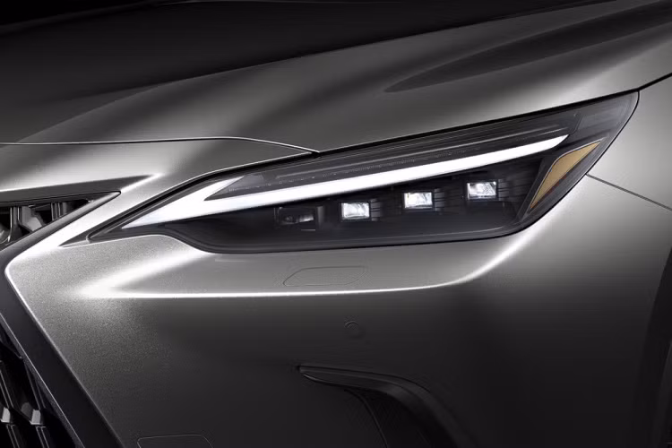 Tương tự các mẫu ô tô Lexus khác, NX mới vẫn sử dụng lưới tản nhiệt hình con suốt cỡ lớn trên đầu xe nhưng đi kèm mắt lưới hình chữ "U", tạo hiệu ứng không gian 3 chiều. Thêm vào đó là cụm đèn pha thiết kế mới, tích hợp dải đèn LED định vị ban ngày vào một chỗ thay vì tách riêng như cũ và đèn sương mù nhỏ được đặt trong khe gió nằm dọc.