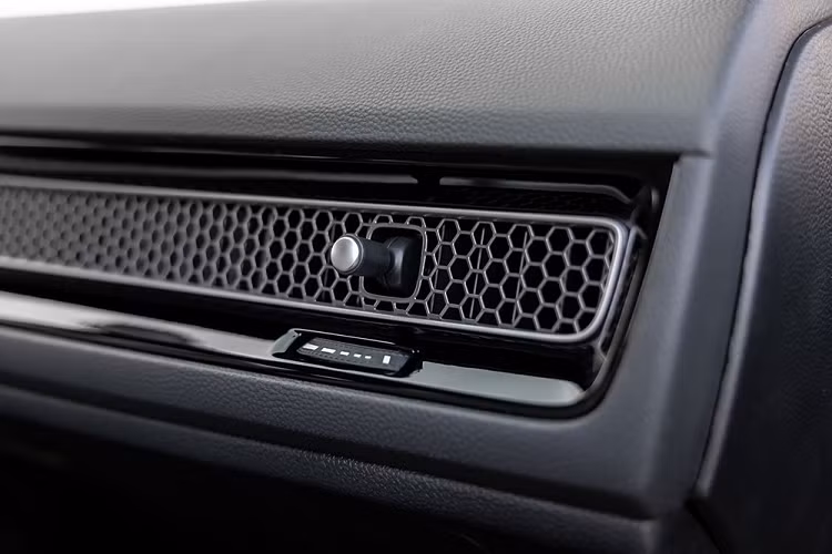 Trên đầu xe, Honda Civic mới được trang bị đèn pha LED mượt mà, vuốt ngược về phía sau, dải đèn LED định vị ban ngày hình chữ "L", lưới tản nhiệt hình thang ngược màu đen, tích hợp logo của hãng Honda ở giữa, hốc gió trung tâm hình thang cỡ lớn, hốc đèn sương mù hình chữ "C", nắp ca-pô dài hơn và cột A được đẩy lùi 50 mm về phía sau. 