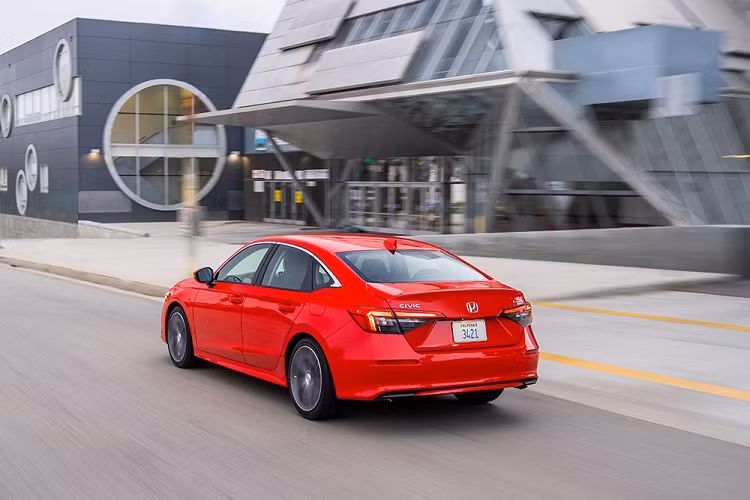 Tương tự ngoại thất, nội thất của Honda Civic 2022 cũng đã thay đổi đáng kể với cửa gió điều hòa mới đi kèm lưới hình tổ ong, màn hình thông tin giải trí 7 inch hoặc 9 inch, hỗ trợ kết nối với điện thoại thông minh qua Android Auto và Apple CarPlay tiêu chuẩn, hệ thống âm thanh Bose cao cấp, sạc điện thoại thông minh không dây chuẩn Qi, cổng USB, ổ điện ở cụm điều khiển trung tâm, vô lăng đa chức năng mới, cửa sổ trời cũng như bảng đồng hồ kỹ thuật số với màn hình 10,2 inch. 