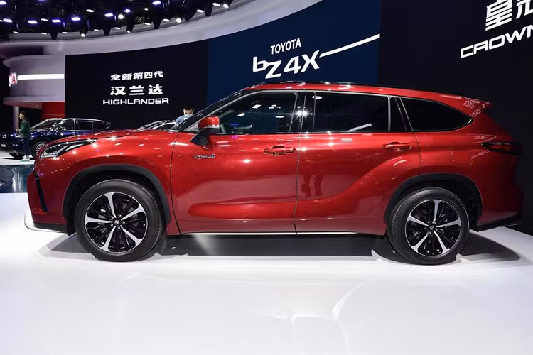 Toyota Crown Kluger SUV nặng chưa đến 2.000 kg và sử dụng la-zăng 18 inch. Theo kế hoạch, người muốn mua xe Toyota Highlander bản cao cấp hơn không phải chờ lâu vì cả Toyota Highlander tiêu chuẩn và Crown sẽ được bán ra tại Trung Quốc vào giữa năm 2021.
