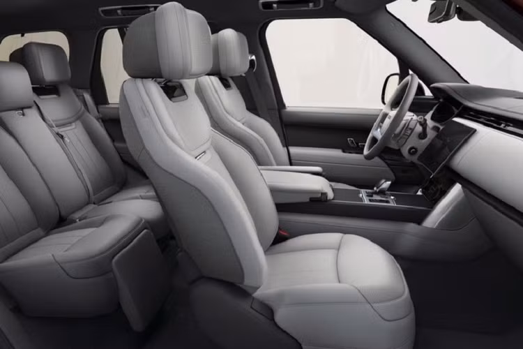 Đồng thời, những chi tiết bằng gốm trên Range Rover SV 2022 còn được chế tạo theo phương pháp giống mặt đồng hồ. Hãng Land Rover giải thích, vật liệu thô được bơm vào khuôn để tạo hình rồi ép nóng ở nhiệt độ hơn 1.482 độ C. Tiếp đến là khâu tạo bề mặt phẳng hoàn hảo bằng máy mài chính xác. Cuối cùng là đánh bóng để đạt được độ bóng như mong muốn hoặc phun cát để tạo ra bề mặt satin. "Toàn bộ quá trình này kéo dài khoảng gần 10 tuần và mọi chi tiết đều được kiểm tra bằng tay", hãng Land Rover cho biết.