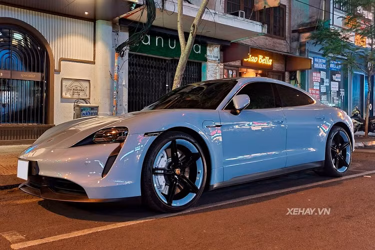 Ở phần ngoại hình, Porsche Taycan sở hữu những đường nét thiết kế, ADN mang đặc trưng của Porsche như phần đầu xe rộng và phẳng, những đường viền cao cùng nóc xe vuốt nhẹ tạo nên một dáng vẻ thể thao, mềm mại. Chưa hết, dải đèn hậu LED kéo dài xuyên suốt đuôi xe cùng logo Porsche bên dưới cũng là một điểm nhấn khó bỏ qua trên Taycan.