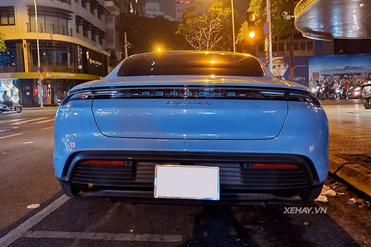 Porsche Taycan có chiều dài 4,963mm, rộng 1,966mm/2,144mm nếu tính cả gương và trục cơ sở 2,900mm. Để dễ so sánh, các số đo tương ứng của Tesla Model S là 4,980mm chiều dài, 1,964mm chiều rộng là trục cơ sở đạt 2,960mm. Có thể nói 2 mẫu xe này có kích thước tương đương.