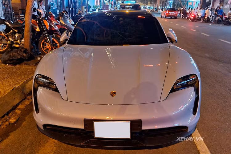 Đối với chiếc Porsche Taycan chạy điện trong bài viết này, chiếc xe này thuộc phiên bản 4S và đồng thời cũng là chiếc đầu tiên mang màu ngoại thất xanh da trời ở trong nước.