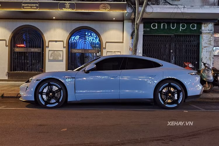 Theo Porsche, hãng này đã sử dụng hệ thống khung gầm hoàn toàn mới trên Taycan. Từ đó, phân tích và đồng bộ hóa tất cả các hệ thống từ khung gầm tới các hệ thống như treo khí nén thích ứng cùng công nghệ ba buồng bao gồm điều khiển giảm xóc điện tử PASM, hệ thống ổn định điều khiển động cơ tùy chọn với hệ thống Porsche Torque Vectoring Plus (PTV Plus).
