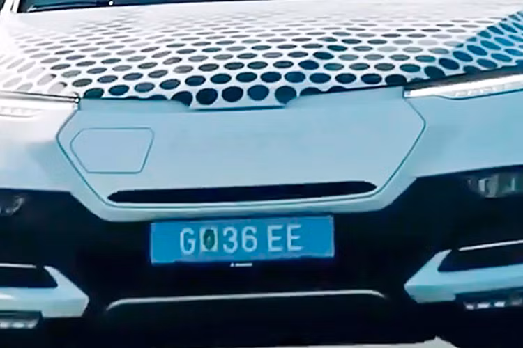 Hiện tại, chưa có thông tin gì về hệ truyền động của VinFast Lux SA chạy điện. Là mẫu SUV cỡ trung, VinFast Lux SA có thể sẽ được trang bị cấu hình động cơ điện và pin tương đương với mẫu VF33 – mẫu SUV chạy điện kích thước lớn nhất mà VF từng công bố
