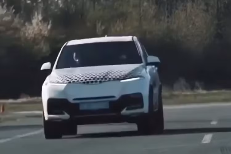 Như vậy, sau phiên bản máy xăng 2.0L tăng áp, trong tương lai gần, mẫu xe SUV VinFast Lux SA sẽ có thêm phiên bản chạy điện mở ra thêm lựa chọn cho người dùng Việt.
