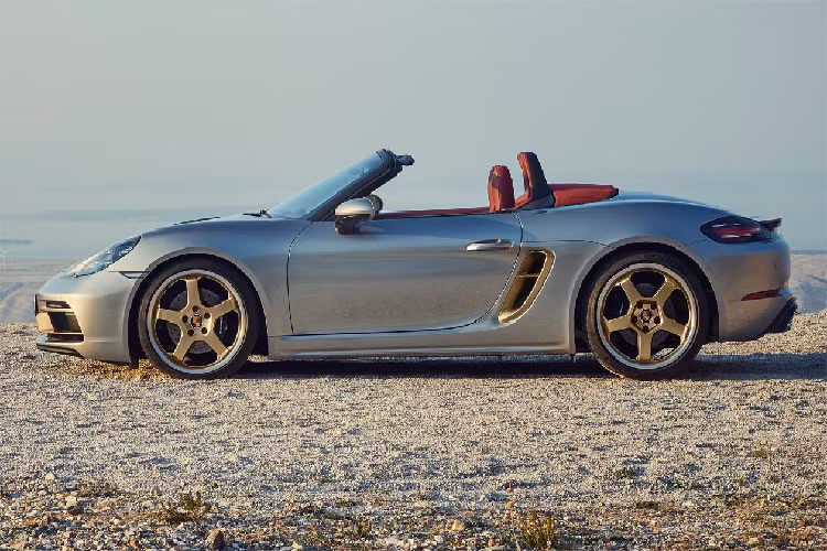 Ngoài ra, phiên bản này có thêm các phụ kiện như khung kính chắn gió màu đen, nắp bình xăng có chữ Porsche, ống xả được đánh bóng. Porsche Boxster 25 Years Edition còn có tùy chọn màu sơn đen kim loại hoặc trắng Carrara White Metallic.