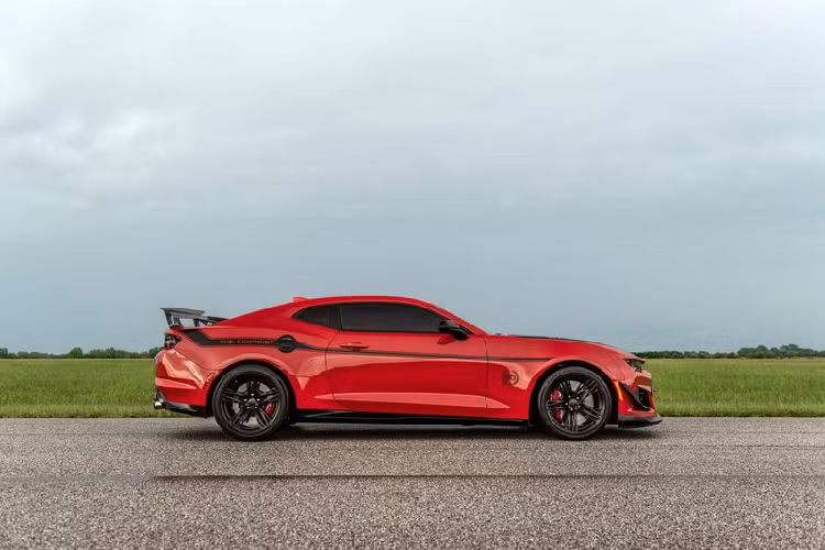 Chevrolet Camaro cũng được nâng cấp hệ thống nhiên liệu phụ trợ, lò xo van và có bộ chứa tốt hơn, van nạp và van xả được nâng cấp, bộ nâng và thanh đẩy được cải tiến, bộ trao đổi nhiệt ngoại cỡ, các miếng đệm và chất lỏng mới...