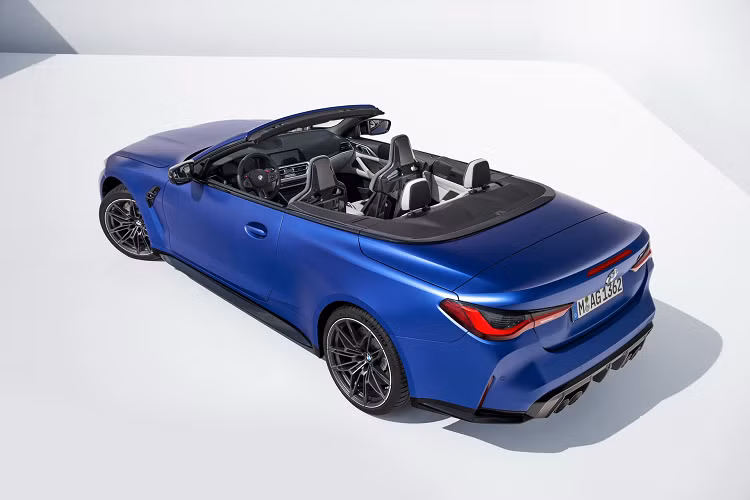 Với các trang bị trên, M4 Competition Convertible có khả năng tăng tốc 0-100 km/h trong khoảng 3,6 giây. Xe được giới hạn vận tốc tối đa ở mức 250 km/h. Tuy nhiên, khách hàng có thể đạt vận tốc 280 km/h với gói tùy chọn M Driver. 