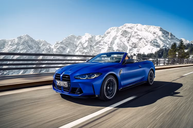 BMW M4 Convertible vẫn sở hữu thiết kế lưới tản nhiệt quả thận cỡ lớn, đầy tranh cãi. Một số trang bị tương đồng giữa 2 mẫu xe như hệ thống đèn pha LED, cản trước và sau táo bạo hơn… Xe cũng được trang bị bộ mâm hợp kim nhẹ với kích thước 19 inch ở cầu trước và 20 inch ở cầu sau. 