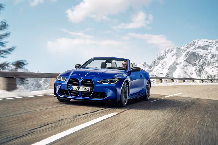Về các trang bị an toàn, M4 Competition Convertible được trang bị kèm với chức năng Adaptive Cruise Control, hệ thống hiển thị thông tin trên kính lái, hàng ghế trước thông gió và sưởi, ốp nội thất sợi carbon… giá xe BMW M4 Competition Convertible 2021 có mức khởi điểm khoảng 86.300 USD (tương đương 1,98 tỷ đồng). 