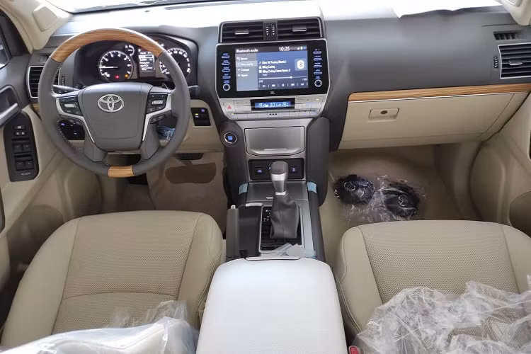 Ở phiên bản nâng cấp mới, ngoại thất Land Cruiser Prado vẫn duy trì tổng thể thiết kế. Điểm khác biệt so với đời trước đó là bộ mâm 19 inch thiết kế mới, bên canh bổ sung thêm thanh gá nóc mới.