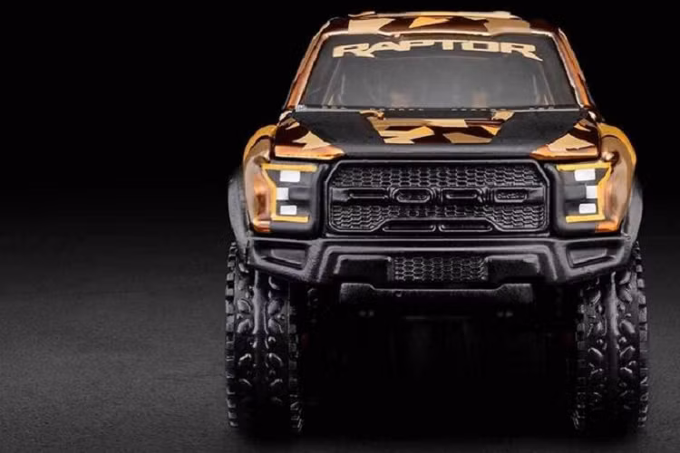 Tương tự phiên bản Raptor trước, HWC Special Edition có mui xe và cửa hậu mở ra.