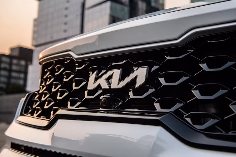 Theo hãng xe Kia, khi chỉ dùng mô-tơ điện, Sorento Turbo PHEV 2022 có thể chạy được quãng đường 52 km. Nếu dùng cả động cơ xăng thì xe có phạm vi di chuyển tổng cộng là 740 km. Đặc biệt, mẫu xe này chỉ tiêu thụ lượng xăng trung bình là 2,97 lít/100 km. 