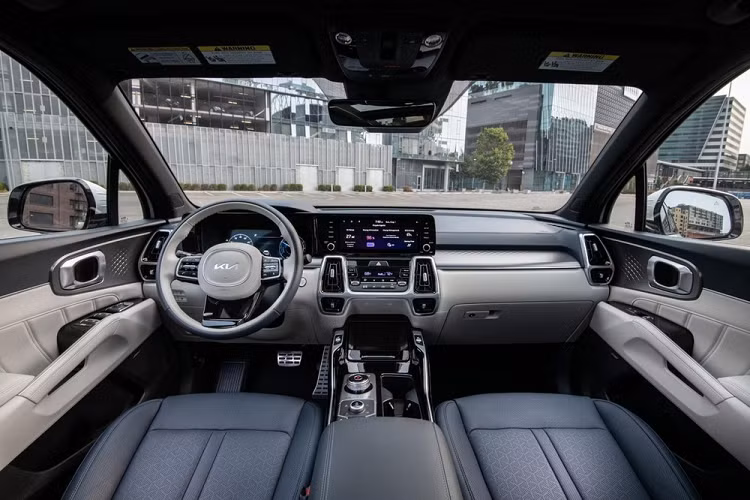 So với các phiên bản còn lại của dòng xe này, Kia Sorento Turbo PHEV 2022 có đặc điểm nhận dạng riêng là cổng sạc nằm trên chắn bùn sau bên phải và tem chữ nổi Eco/Plug-in trên cửa cốp.
