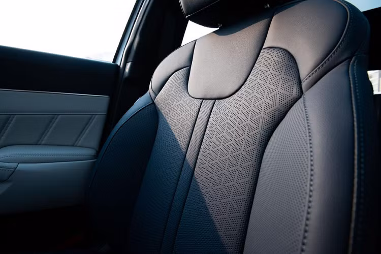 Ngoài ra, Kia Sorento Turbo PHEV 2022 còn có hệ dẫn động 4 bánh toàn thời AWD tiêu chuẩn, khóa vi sai trung tâm, hệ thống điều hướng mô-men xoắn và hệ thống chọn chế độ lái Drive Mode Select.