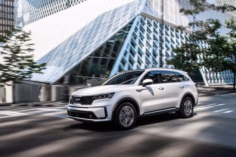 Kia Sorento thế hệ mới đã lần đầu tiên trình làng tại thị trường Mỹ vào tháng 9 năm ngoái. Sau gần 1 năm, hãng xe Hàn Quốc tiếp tục giới thiệu Kia Sorento Turbo PHEV 2022 mới với người tiêu dùng Mỹ. Sử dụng hệ truyền động plug-in hybrid, đây chính là phiên bản tiết kiệm xăng nhất của dòng Kia Sorento 2022 ở thị trường Mỹ.