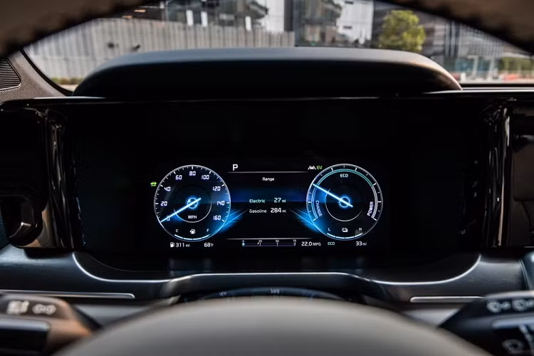 Tại thị trường Mỹ, Kia Sorento Turbo PHEV 2022 được chia thành 2 bản trang bị là SX và SX-P. Những trang bị tiêu chuẩn của Kia Sorento Turbo PHEV 2022 tại Mỹ bao gồm hệ thống âm thanh vòm Bose với 12 loa, dịch vụ kết nối UVO, 8 cổng sạc dành cho mọi hành khách và sạc điện thoại thông minh không dây.