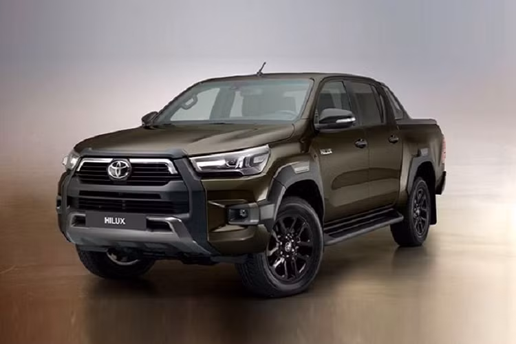 Động cơ kết hợp với hộp số tự động 6 cấp và hệ dẫn động 4 bánh. Do đó, sức kéo của xe không có gì thay đổi so với nguyên bản, vẫn là 3,5 tấn. Cần phải nói thêm rằng, so với Toyota Hilux Invincible X Double Cab 2021, mẫu xe bán tải độ này nặng hơn 115 kg.