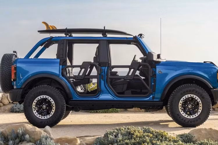 Nó dựa trên một chiếc Bronco 4 cửa đời 2021 với gói trang bị Sasquatch, nhưng tiếc rằng nó không phải là một phiên bản mới mà bạn có thể mua. Ford Bronco Riptide 2021 mới là một mẫu concept, nhưng nếu bạn thích thú một cuộc phiêu lưu lướt sóng ngoài trời, bạn có thể mua các phụ kiện để tạo nên chiếc Riptide của riêng mình nếu bạn muốn.