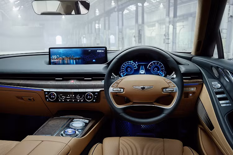 Về trang bị, Genesis G80 2.5T được trang bị bộ mâm hợp kim 19 inch, đi kèm là lốp Michelin Pilot Sport 4. Bên trong khoang lái, mẫu sedan này có cửa sổ trời toàn cảnh, đề nổ bằng nút bấm, màn hình giải trí 14,5 inch.