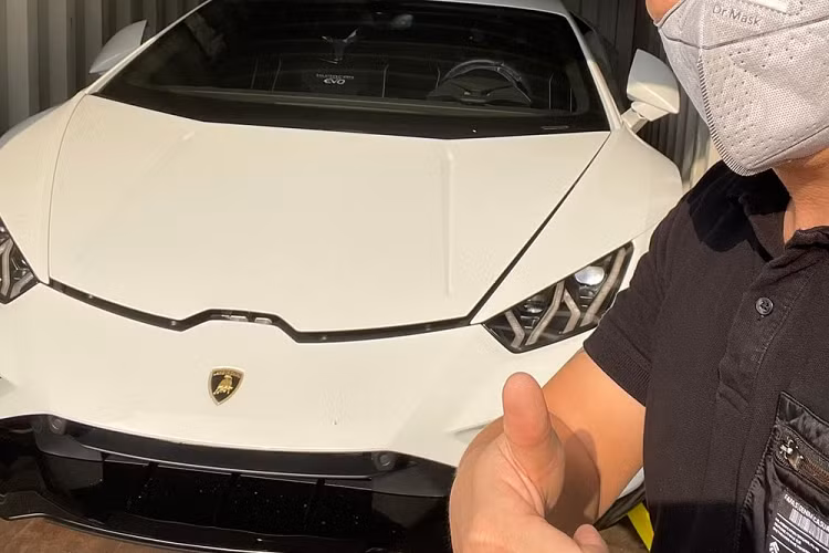 Thông tin về việc chiếc Lamborghini Huracan EVO RWD mới bản dẫn động cầu sau xuất hiện tại dải đất hình chữ S đã khiến không ít người mê xe thích thú cũng như chờ đợi siêu bò này sớm lăn bánh trên đường. Khá tiêc là đơn vị mang siêu xe Lamborghini Huracan EVO RWD về Việt Nam chỉ hé lộ duy nhất một hình ảnh xe nằm gọn gàng trong container.