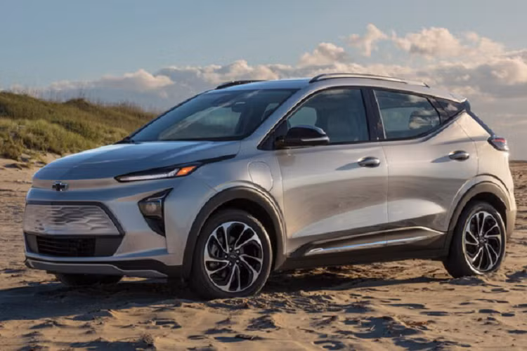 Cả Bolt EV và Bolt EUV xuất xưởng với dây sạc 2 cấp mới, phích cắm có thể thay đổi để dùng nguồn điện 120V và 240V. Bộ sạc AC tích hợp có khả năng sạc lên tới 7,2 kW; bộ sạc AC cấp 2 bên ngoài có thể nạp đầy pin ở mức 11 kW. Theo Chevrolet, Bolt EV 2022 có pin 65kW, phạm vi hoạt động 416 km cho mỗi lần sạc. Trong khi đó biến thể Bolt EUV 2022, với kích thước lớn và trọng lượng nặng hơn nên quảng đường giảm xuống còn 402 km.